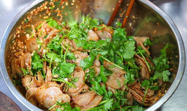 浏城桥开的这家不到15㎡的小店,扎根农贸市场