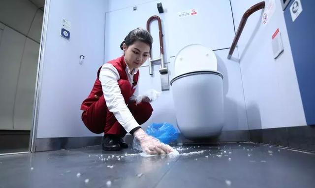 90后美女在高铁上扫厕所，起初清理乘客呕吐物，差点也吐了