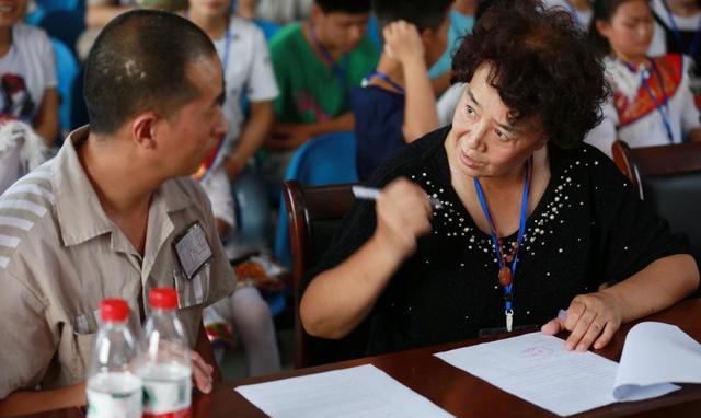 爸爸因杀人入狱,妈妈丢下儿女离家出走,警官为