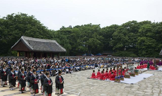 《芳华》遇冷的画外音:狂欢后的寂寞,小地方难