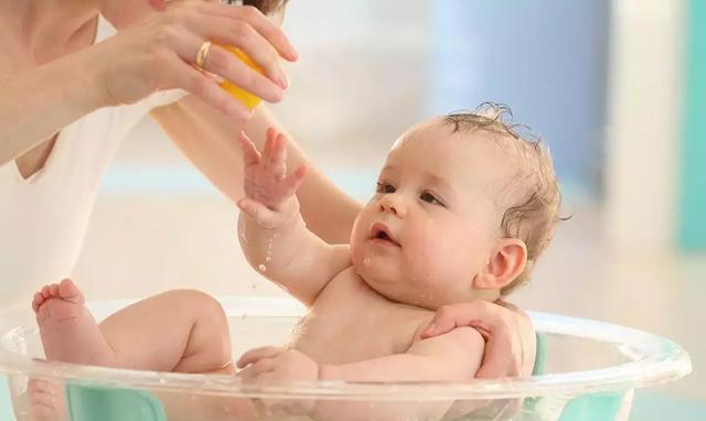 金牌月嫂是这样给新生儿洗澡的，宝妈快get起来!