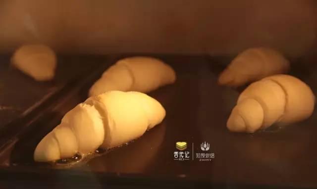 面包知识|为什么烤出来的面包表皮很硬呢?