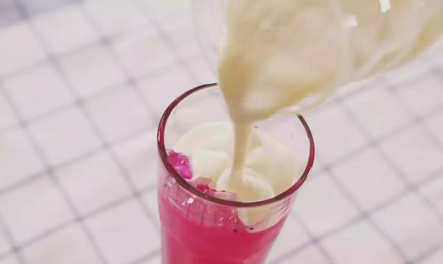 樱桃茶饮《火龙果奶盖》制作配方,简单易做颜