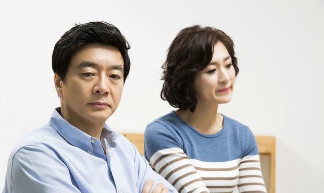 夫妻彼此抱怨没有共同语言,总是争吵,两段对话