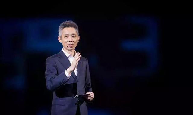 《最强大脑》主持人蒋昌建满头白发一脸沧桑，私人座驾很寒酸!