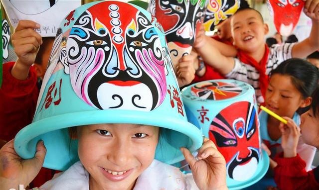 非遗京剧脸谱进校园 看小学生们精心绘制脸