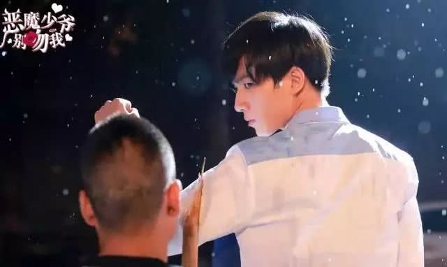 百看不厌的高甜校园爱情剧,《微微一笑很倾城