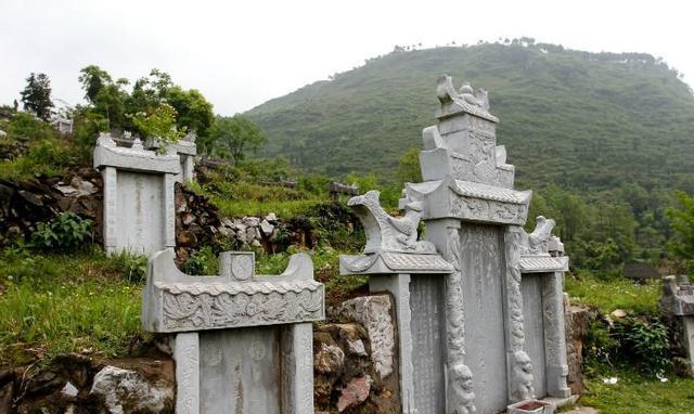 吴三桂后人世代保护的古墓碑上,却有错别字,专家一看道出此秘密