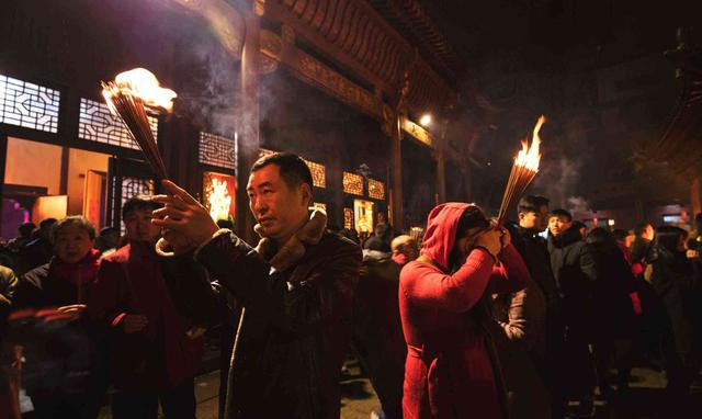 上万市民除夕夜争烧头香祈福新年人山人海场面震撼