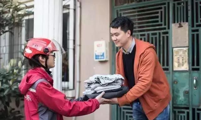 京东公益喊你一键呼叫快递小哥开启旧衣新生