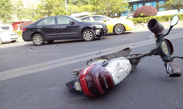 小轿车抢道,大货车好心躲避,结果撞人赔10万,小