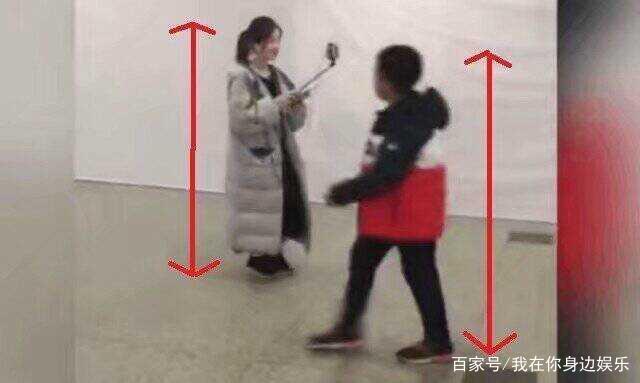 冯提莫真实身高被曝,和小学生平头,丑脚原因终