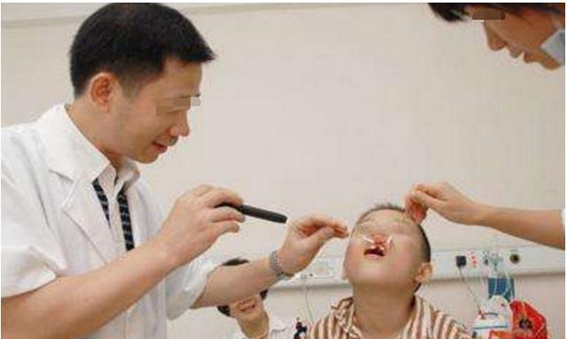 2岁女童连续鼻子流血,医生竟从鼻腔里取出这个