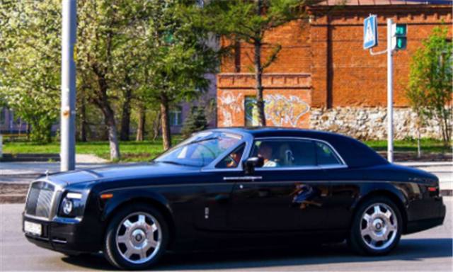 白手起家,40岁身价千亿,今82岁坐拥豪车,还分公