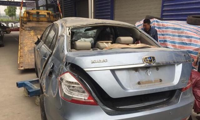 小伙把车借给朋友,满载5人撞2滚报废,车主:真的