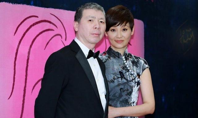 冯小刚前妻被抛弃后一直单身，两人女儿27岁，美出冯小刚十万里！