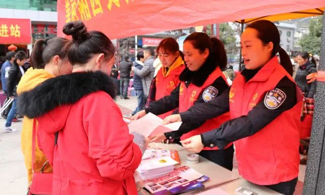 首交警积极开展欢迎回家、温暖过年志愿者服