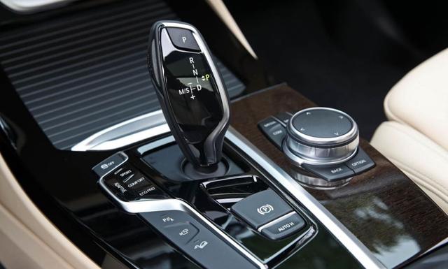 X3 30i选装了CarPlay功能，能有效减少我们开车时对手机的依赖。