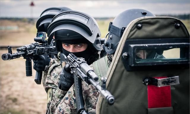 中国正研单兵钛合金重型头盔:国产三级头可防