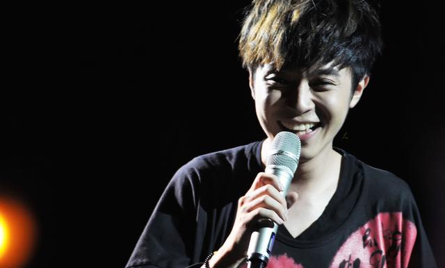 《苏打绿》主唱吴青峰娘娘腔?网友:比肩小沈