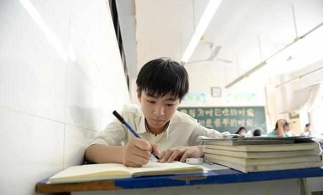 同是上大学,关晓彤获同学友谊!而王俊凯遭同学