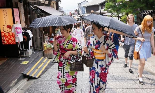 日本和服里藏着秘密，游客要注意，千万别买，这是对女人的不尊重
