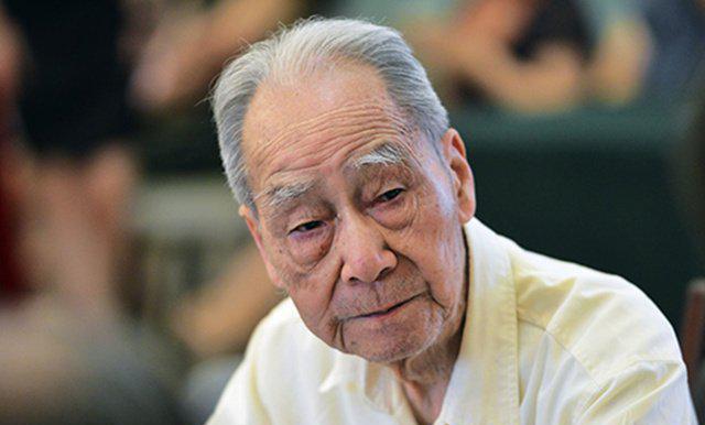 这位90岁老人还在继续做着翻译工作,仍然随口顺畅地背诵"大道之行也