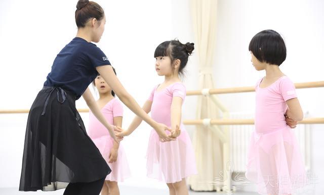 天鹅湖畔:关于孩子的舞蹈启蒙,英皇老师这么说