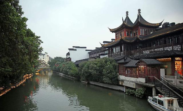 几十里秦淮河,六百年紫禁城,壮哉,南京北京,哪位