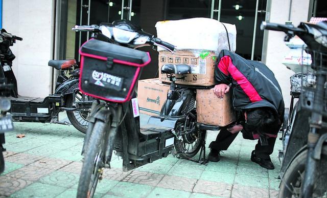 快递员平时只挣4000,双11月挣两万,原来它是这