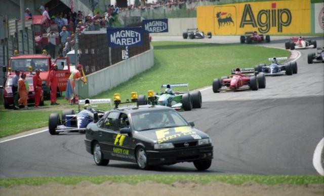 F1 安全车为什么不用超跑, 而是用奔驰 AMG?!