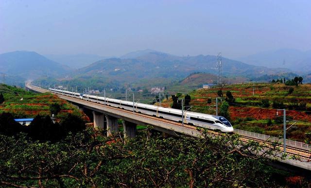 重庆到成都又将新建一条时速350公里的高铁,争