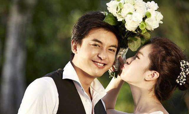 杨疑婚纱照_婚纱照风格