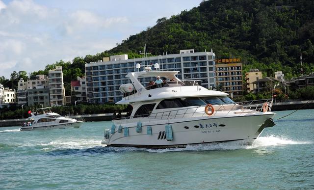 三亚租游艇出海玩一天多少钱?