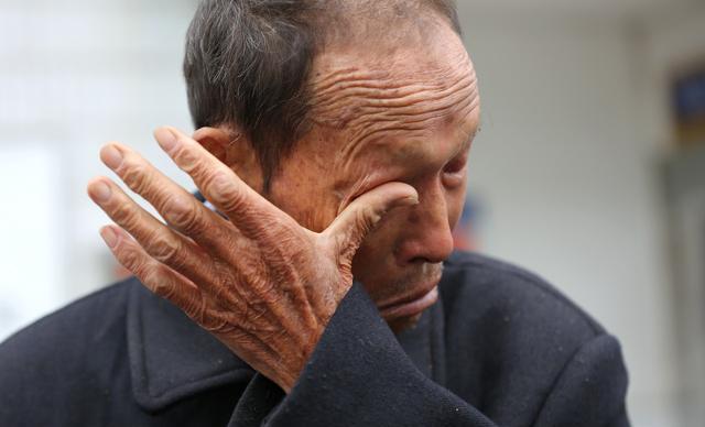 老人每月收五百孝敬钱,还怨儿子不孝顺,两年后