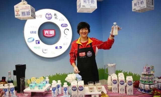 参观光明乳业工厂,郎导团队感受美味和健康的