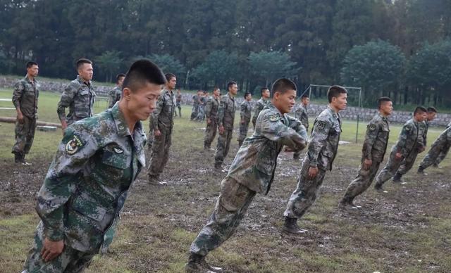 陆军第72集团军某新兵营组织"军事日"活动,现场火爆赶紧来看!