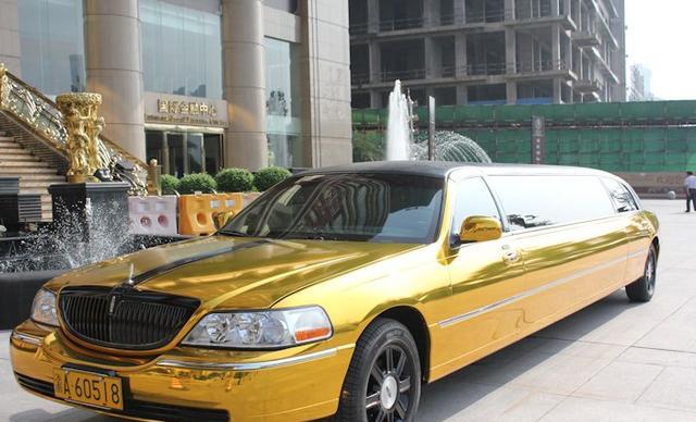 黄金加长林肯现身重庆,网友质疑:富二代高调炫富?有必要吗?