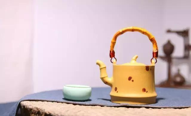 喝茶真的是一种优雅的生活,半壁房檐待月明,一盏香茗