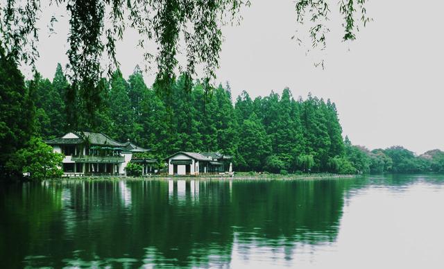 山外青山楼外楼西湖歌舞几时休乐景写哀情的古诗