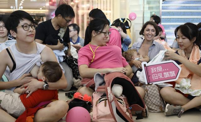 倡导母乳消除歧视,香港80名妈妈商场「快闪」哺乳