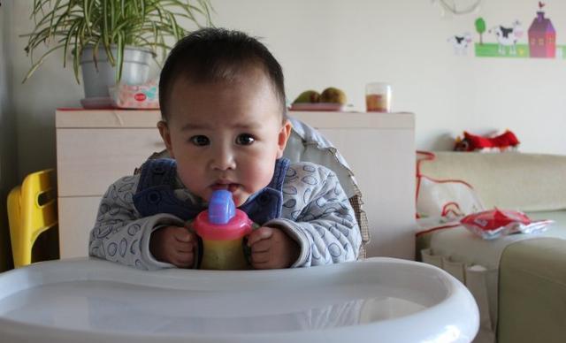 宝宝下嘴唇外翻,竟是和用这个东西有关