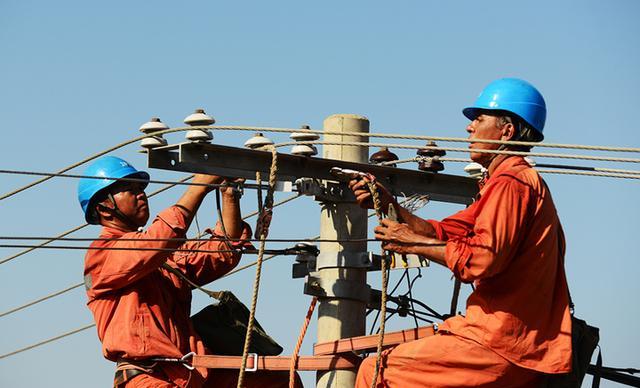 致敬烈日下的城市建设者