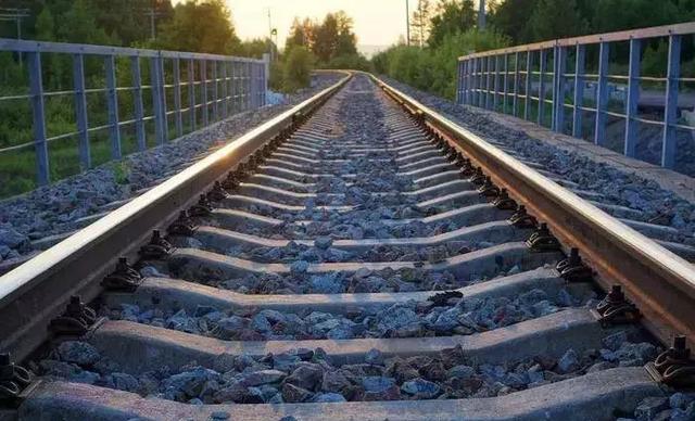 为什么普通铁路铁轨上都会铺石子而高铁铁轨不