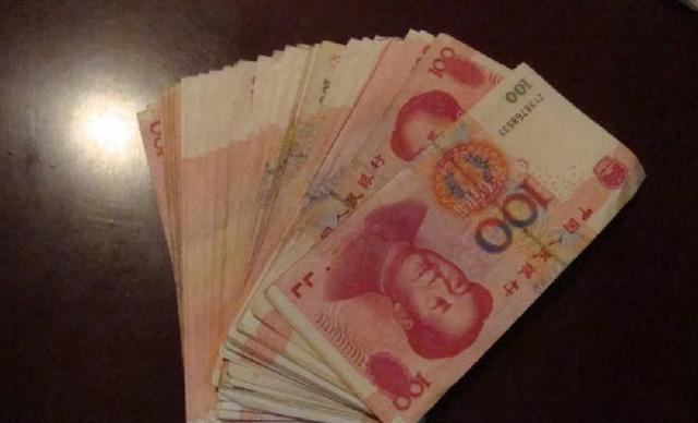 男子怀揣五六千块钱为啥见人后撒腿就跑