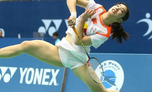 她是“羽坛王祖贤”,最爱空中劈叉接球,但不小心走光!