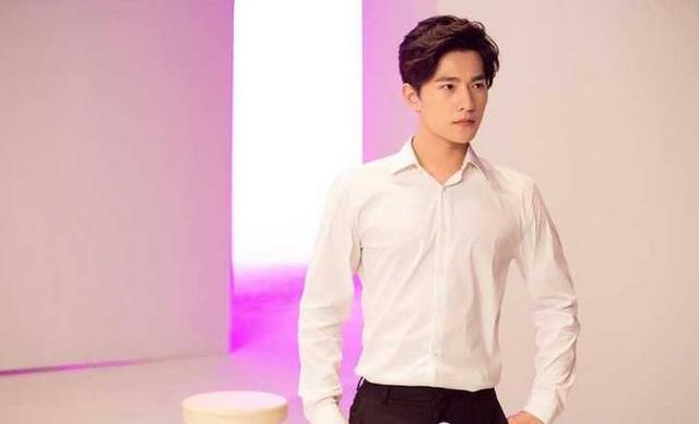 同样是穿白衬衫，杨洋白敬亭两人的气质相差一大截