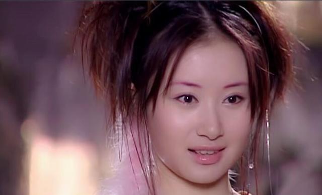 《魔幻手机》中的傻妞一角让她走红,但童年生活却异常凄惨