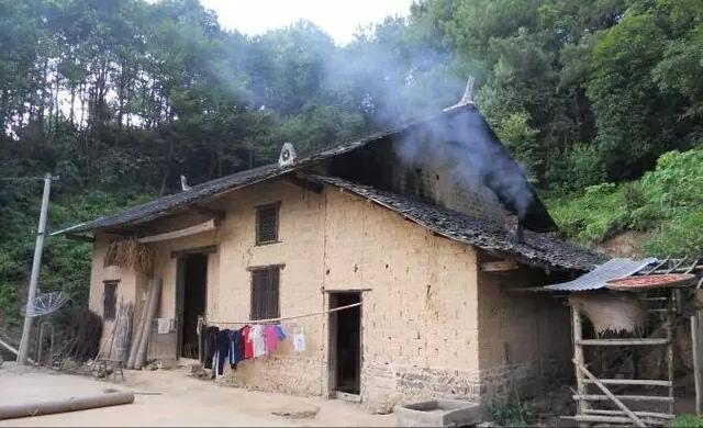 父亲去世前,给继母一大笔钱,留给我一间破屋,我