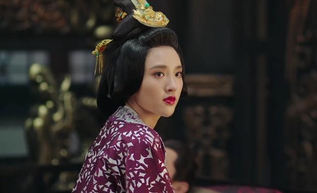 图二:秦始皇第三代继承了太后的智慧和美丽,有节有礼,装扮雍容华贵.
